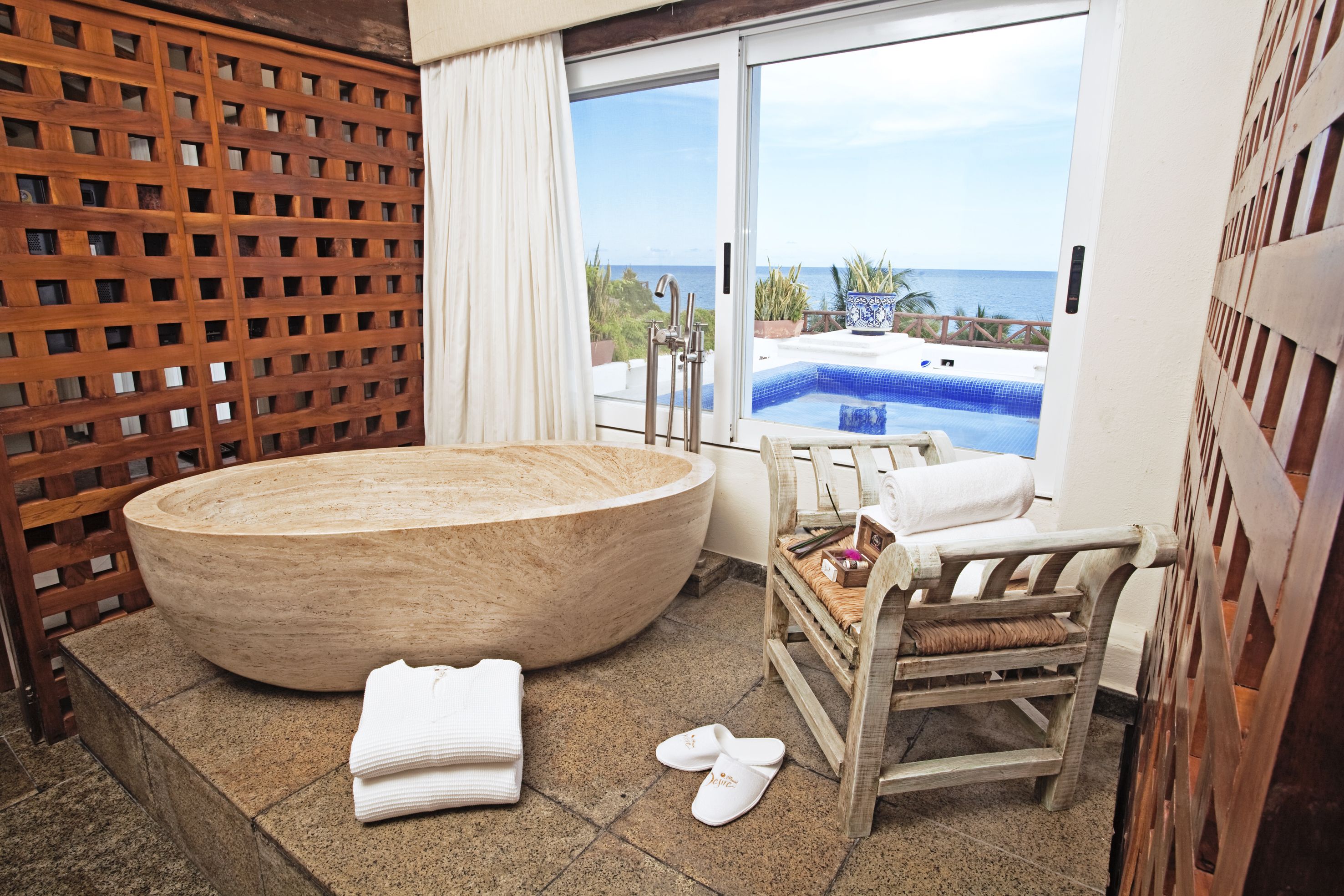 Deep Soaking Bathtub