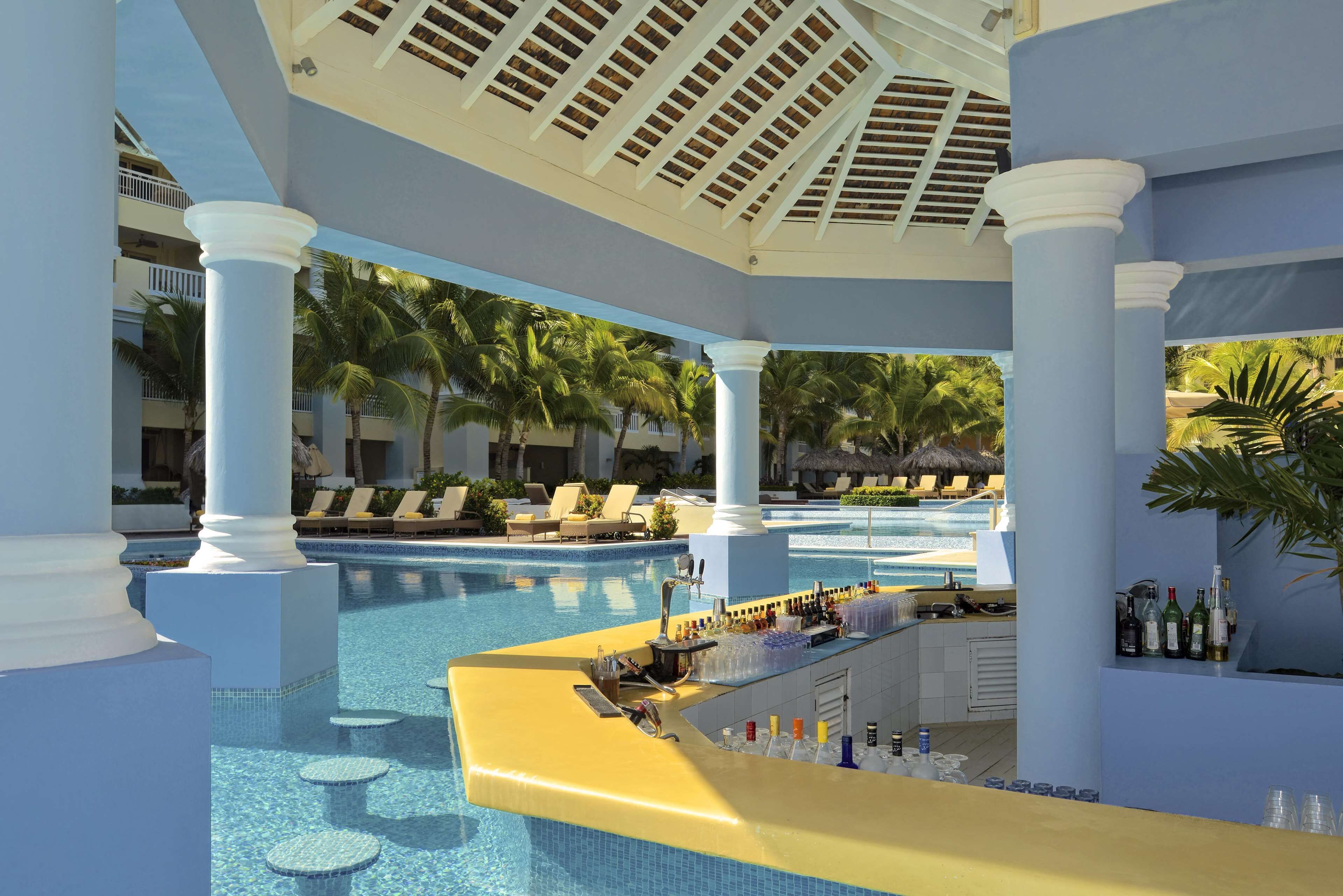Swim-up Bar